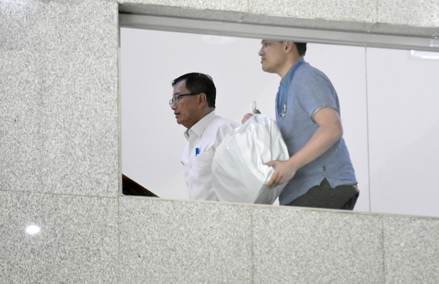 Sekretaris Utama Badan Nasional Penanggulangan Bencana (BNPB) Rustian (kiri) berjalan untuk menjalani pemeriksaan di Gedung Merah Putih KPK, Jakarta, Selasa (27/10/2026). Foto: Reno Esnir/ANTARA FOTO
