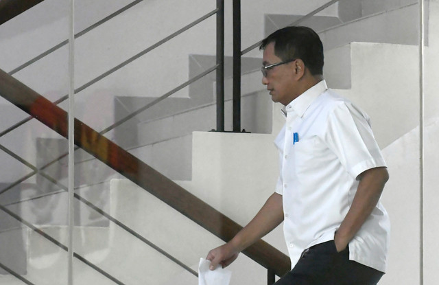 Sekretaris Utama Badan Nasional Penanggulangan Bencana (BNPB) Rustian (tengah) duduk di ruang tunggu untuk menjalani pemeriksaan di Gedung Merah Putih KPK, Jakarta, Selasa (27/10/2026). Foto: Reno Esnir/ANTARA FOTO