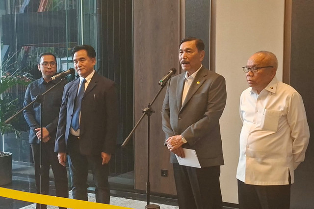 Menko Kumham Imipas Yusril Ihza Mahendra bersama Ketua Dewan Ekonomi Nasional Luhut Binsar Pandjaitan dalam konferensi pers di Gedung Dewan Ekonomi Nasional, Selasa (27/10/2026). Foto: Pradya Tirta/kumparan