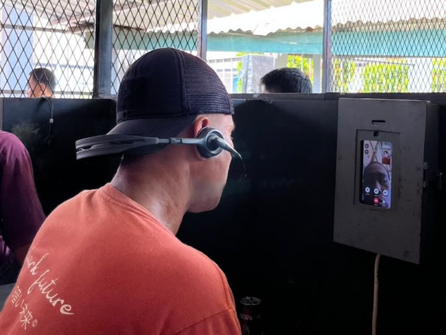 Seorang WBP sedang menggunakan layanan video call yang tersedia di Wartelsuspas Lapas Kelas IIA Kendari. Sumber: Tim Humas Lapas Kendari. 2026