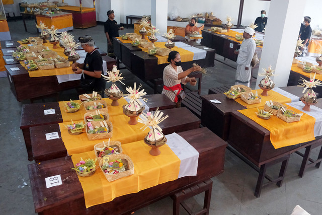 Umat Hindu melakukan ritual terhadap puluhan peti berisi jenazah yang telantar saat upacara kremasi massal di Dharma Kerthi Dalem Kerobokan, Badung, Bali, Selasa (27/10/2026). Foto: Nyoman Hendra Wibowo/ANTARA FOTO