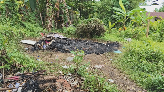 Barak narkoba yang dibakar oleh kepala dusun, Deli Serdang, Selasa (27/10/2026). Foto: Amar Marpaung/kumparan