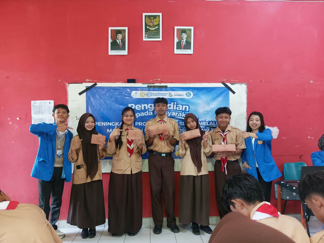 Lima siswa SMK Lab Indonesia, Bogor, menerima hadiah sebagai pemenang kuis dalam kegiatan PKM Universitas Pamulang pada 8 Oktober 2026. Sumber: Dokumentasi Pribadi.