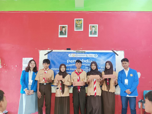 Lima siswa SMK Lab Indonesia, Bogor, menerima hadiah sebagai pemenang kuis dalam kegiatan PKM Universitas Pamulang tentang manajemen bermedia sosial yang terencana dan efektif. Sumber: Dokumentasi Pribadi.