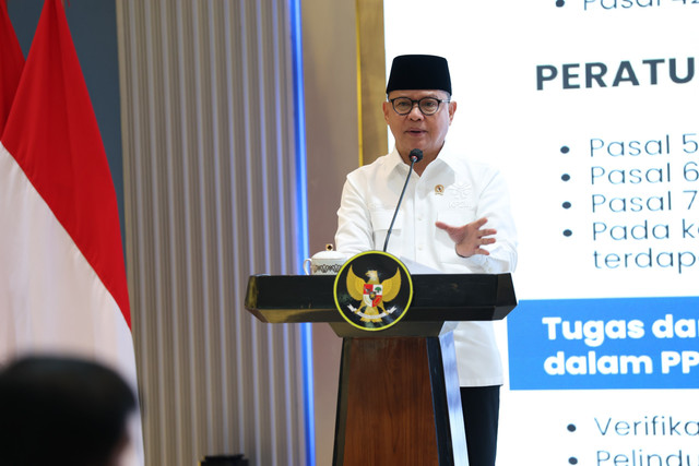 Menteri Pelindungan Pekerja Migran Indonesia (P2MI), Mukhtarudin, menerima audiensi dari gabungan instansi pemerintah daerah dan perguruan tinggi di Kantor KP2MI, Jakarta, Selasa (27/10/2026). Foto: Dok. Kementerian P2MI