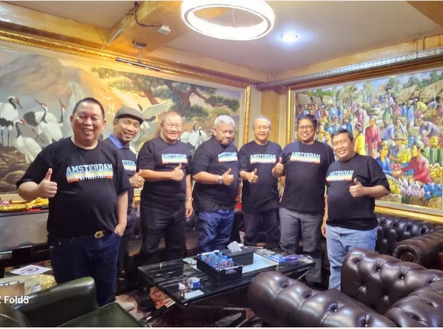 Khairil Hamzah (kiri) kongkow bareng para sahabat Sambas Synergy. (Foto: Istimewa)