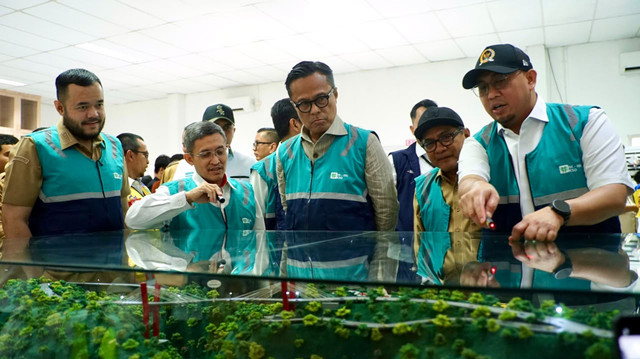 Kepala BP BUMN Donny Oskaria bersama Wakil Ketua Komisi VI DPR RI dari Fraksi Gerindra Andre Rosiade meninjau pembangunan Flyover Panorama I (Sitinjau Lauik I), Kota Padang, Sumatera Barat (Sumbar), Selasa (27/10/2026). Foto: Dok. Istimewa