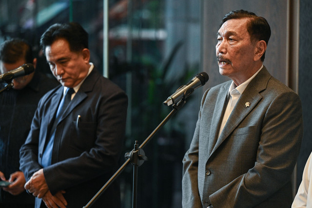 Ketua DEN Luhut Binsar Pandjaitan (kanan) dan Menko Bidang Hukum, Hak Asasi Manusia, Imigrasi, dan Pemasyarakatan Yusril Ihza Mahendra (kiri) menyampaikan keterangan usai pertemuannya di Kantor Dewan Ekonomi Nasional, Jakarta, Selasa (27/10/2026). Foto: Fauzan/ANTARA FOTO