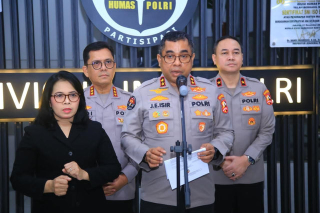 Kadiv Humas Polri Irjen Pol. Johnny Eddizon Isir ajak masyarakat perkuat kolaborasi jaga kamtibmas dalam rangka menyambut Hari Sumpah Pemuda di Jakarta, Selasa (27/10/2026). Foto: Dok. Polri