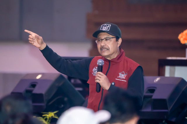 Menteri Sosial Saifullah Yusuf menargetkan lebih dari 48 juta keluarga terdaftar dalam Perlinsos Digital pada Desember 2026, saat acara penguatan pilar sosial di Makassar, Selasa (27/10/2026). Foto: Dok. Kemensos