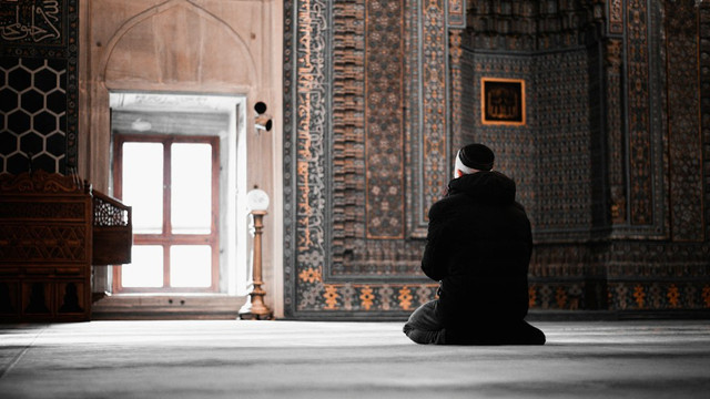 Ilustrasi Syafakillah syifaan ajilan syifaan la yughadiru ba'dahu saqaman tulisan arab, Foto: Unsplash/Imad Alassiry