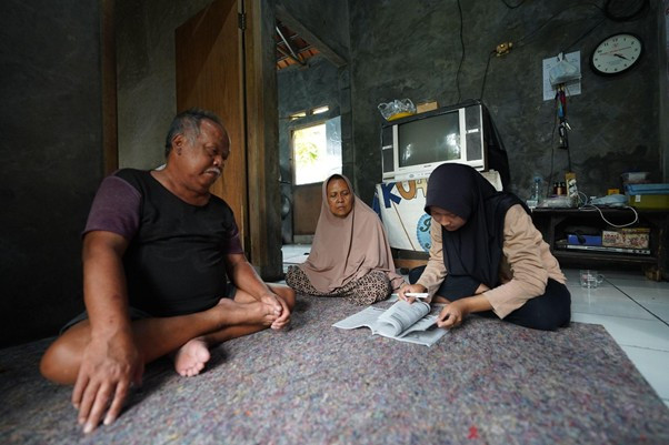 Agis bersama orang tuanya menjadi contoh keteladanan dan ketekunan menjadi tonggak dalam menempuh prestasi, namun ekonomi menjadi penghambat dalam laju cita-cita, akhirnya Dompet Dhuafa dengan program Tebus Ijazah.