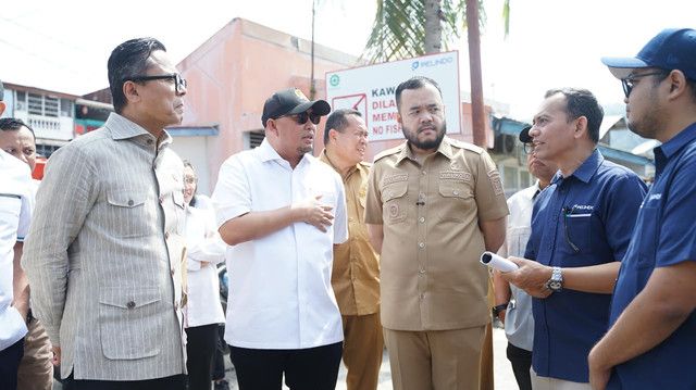 Wakil Ketua Komisi VI DPR RI Andre Rosiade bersama Kepala BP BUMN Dony Oskaria melakukan kunjungan lapangan ke Pelabuhan Muaro dan kawasan pinggiran Sungai Batang Arau, Kota Padang, Selasa (27/10/2026). Foto: Dok. Istimewa