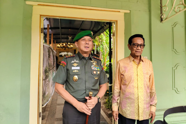 Pangdam XXVI/Mataram, Mayjen TNI Drajad Brima Yoga (kiri), bersilaturahmi dengan Gubernur DIY Sri Sultan Hamengku Buwono X di kompleks Kepatihan Pemda DIY, Selasa (27/10/2026). Foto: Panji/kumparan