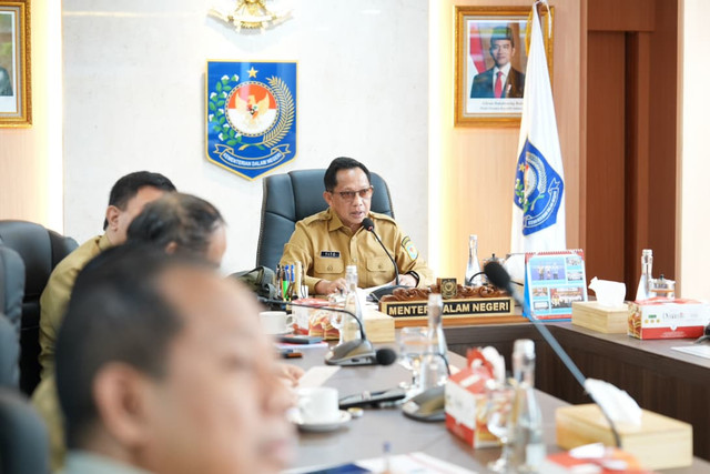 Mendagri Tito Karnavian dalam Rakor Pembahasan Kebakaran Hutan dan Lahan secara daring, Selasa (27/10/2026). Foto: Kemendagri RI