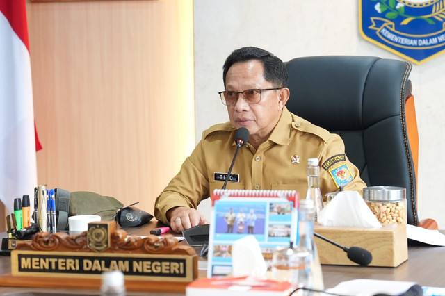 Mendagri Tito Karnavian dalam Rakor Pembahasan Kebakaran Hutan dan Lahan secara daring, Selasa (27/10/2026). Foto: Kemendagri RI