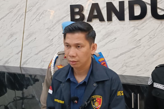 Kasatreskrim Polrestabes Bandung AKBP Anton saat memberikan keterangan di Mapolrestabes Bandung terkait bentrokan di Pasar Caringin Bandung, Selasa (27/10/2026). Foto: Abisatya Ramdhani/kumparan
