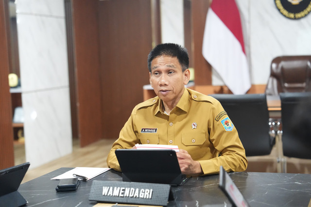 Wamendagri Akhmad Wiyagus dalam Rapat Lanjutan Monitoring dan Evaluasi Pengendalian Inflasi pada Provinsi dan Kab/Kota dengan Inflasi Tertinggi se-Wilayah Kalimantan dan Sulawesi yang digelar daring dari Kantor Kemendagri, Jakarta, Selasa (27/10). Foto: Kemendagri RI
