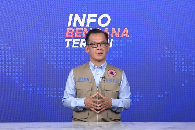 Plt. Kepala Pusat Data, Informasi, dan Komunikasi Kebencanaan Badan Nasional Penanggulangan Bencana (BNPB) Berton SP Panjaitan dalam konferensi pers BNPB, Selasa (27/10/2026). Foto: YouTube/BNPB Indonesia