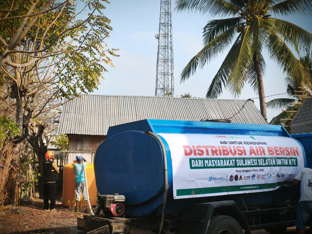 Terima kasih masyarakat Sulawesi Selatan, pasca gempa NTT telah melalui Dompet Dhuafa menggulirkan bantuan distribusi 75.000 liter air bersih, serta penyaluran toren air beserta instalasinya untuk membantu memenuhi kebutuhan masyarakat selama masa pemulihan pascabencana.