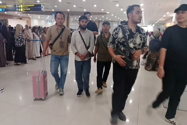 Seorang warga negara (WN) India berinisial MW ditangkap usai selundupkan serbuk emas di Bandara Internasional Juanda Sidoarjo. Foto: Dok. Istimewa
