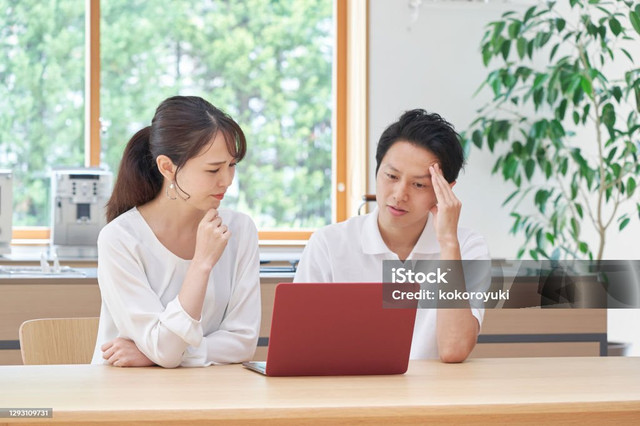 Pasangan yang berdiskusi soal rencana besarnya. Sumber: Istock.com