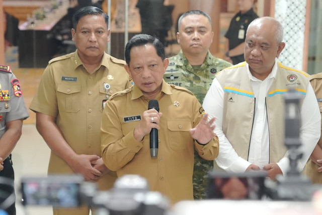 Kasatgas PRR Tito Karnavian di Rakor Menteri mengenai Progres Pelaksanaan Percepatan Rehabilitasi dan Rekonstruksi Pascabencana Alam di Provinsi Aceh, Sumatera Utara, dan Sumatera Barat, di kantor Kemenko PMK, Jakarta, Selasa (27/10/2026). Foto: Satgas PRR
