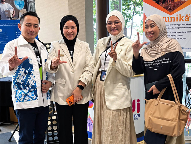 Perwakilan TDA dan BRI Life berfoto bersama di booth BRI Life dalam rangkaian Mukernas 2026 TDA 9.0. Kehadiran BRI Life menjadi bagian dari sinergi korporasi dan komunitas untuk mendukung pertumbuhan pengusaha yang tangguh dan berkelanjutan