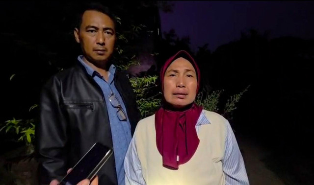 Hartik, ibu kandung Dini Hardiyanti (30) saat menyaksikan langsung prarekonstruksi di Madiun, Selasa (27/10/2026). Foto: Dok. kumparan