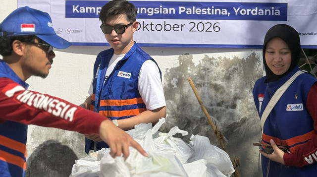 Koh Dennis Lim bersama relawan DT Peduli yang ada di Yordania sedang membagikan Sembako dan Hot Meals kepada 120 Keluarga Pengungsi di Kamp Sukhnah, Janubiyyah (Sumber: DT Peduli)
