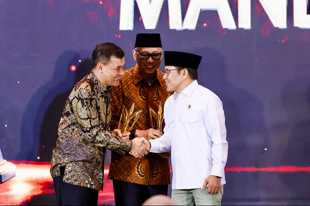 Gubernur Jawa Tengah Ahmad Luthfi menerima penghargaan dalam acara Puncak Penganugerahan Mandaya Award di Ballroom Plaza Jamsostek, Jakarta Selatan, Selasa (27/10/2026). Foto: Dok. Istimewa
