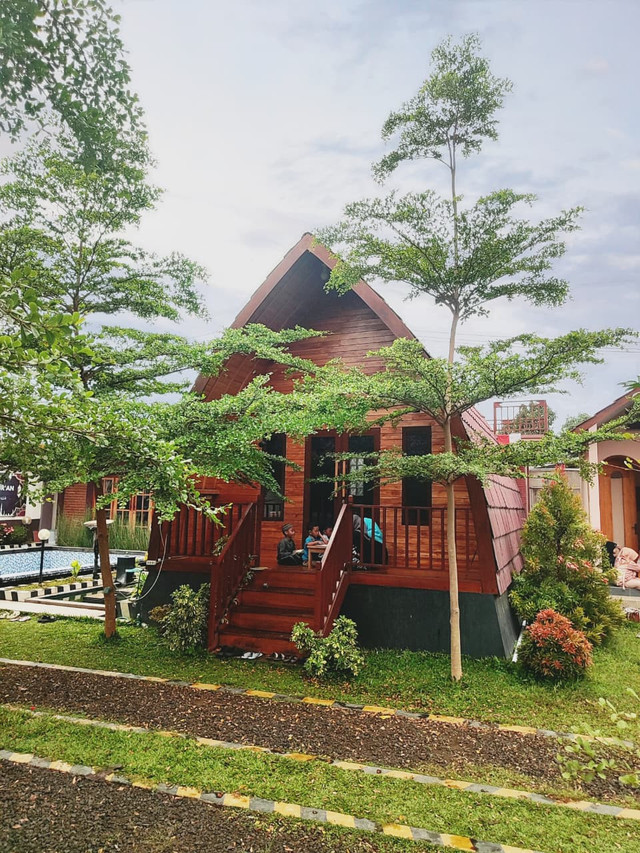 Suasana sore di Pondok Tahfidz SyauQie, saat para santri belajar mengaji dengan para asatidzah (dokumentasi pribadi Rudi Candra)