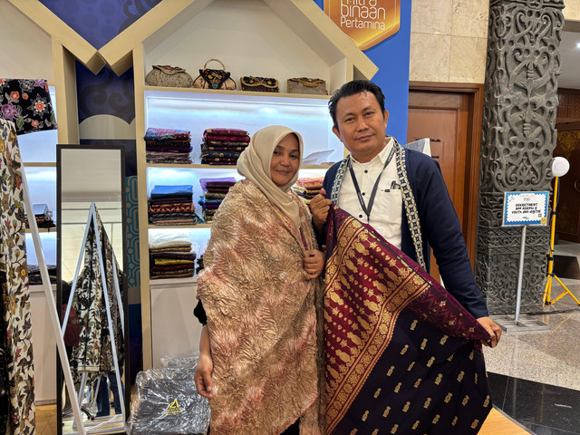 Evan Stiawan bersama Yanti (istrinya) saat di INACRFT 2026. Foto: Wina R./kumparan