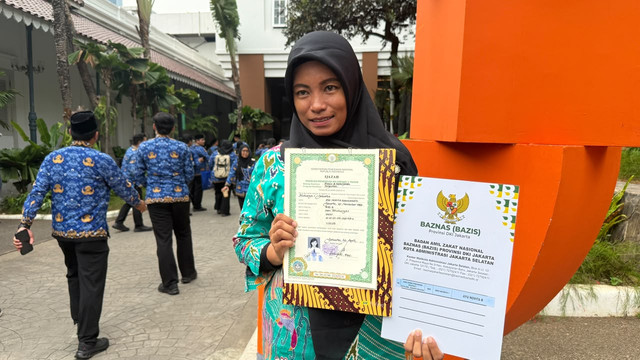 Ayu Nofita, penerima bantuan pemutihan ijazah di Balai Kota DKI Jakarta, Rabu (28/10/2026). Foto: Zahira Hilman/kumparan