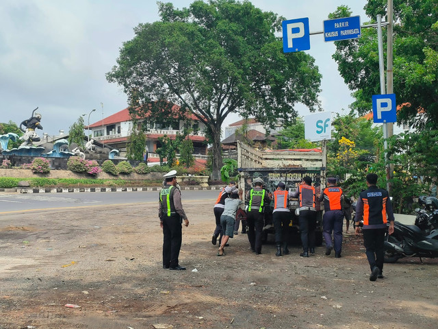 Momen penindakan Operasi Patuh 2026 di Titi Banda, Bali, Rabu (28/10/2026). Foto: Sandra Gisela/kumparan