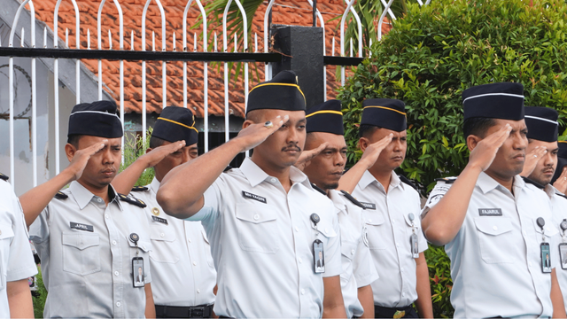 Prosesi upacara sumpah pemuda di Rutan Kelas IIB Magetan oleh pegawai. Foto: Dok. Rutan Magetan.