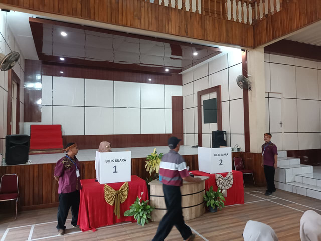 Suasana di Pemilihan Kepala Desa (Pilkades) Digital di Desa Cibeureum Wetan, Kabupaten Sumedang pada Rabu (28/10/2026). Foto: Abisatya/kumparan