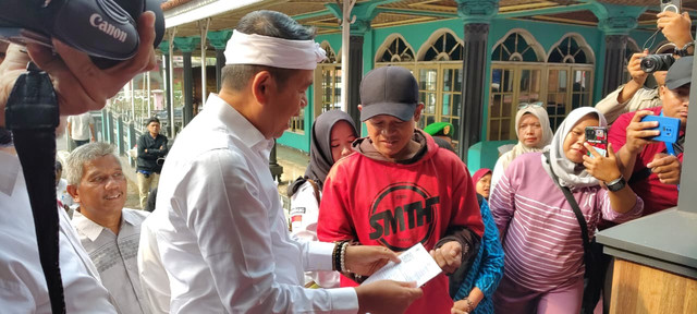 Gubernur Jawa Barat Dedi Mulyadi, yang akrab disapa KDM, meninjau Pilkades digital di Sumedang, Rabu (28/10/2026).  Foto: Dok. kumparan