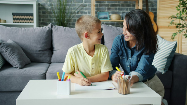 Ilustrasi contoh puisi ibu. Foto: Unsplash.com/Vitaly Gariev
