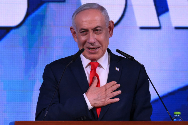 Perdana Menteri Israel Benjamin Netanyahu menyampaikan pidato di hadapan para pendukungnya saat rapat umum malam pemilihan di Yerusalem, Rabu (28/10/2026) dini hari. Foto: Jewel Samad/AFP