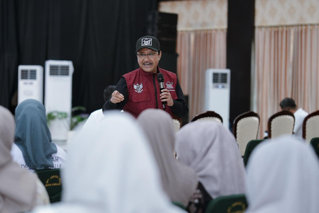 Mensos Saifullah Yusuf beri apresiasi kepada agen Perlinsos asal Gowa atas keberhasilannya mendaftarkan ratusan warga ke sistem Perlinsos digital dalam waktu dua pekan di Makassar, Selasa (27/10/2026). Foto: Dok. Kemensos