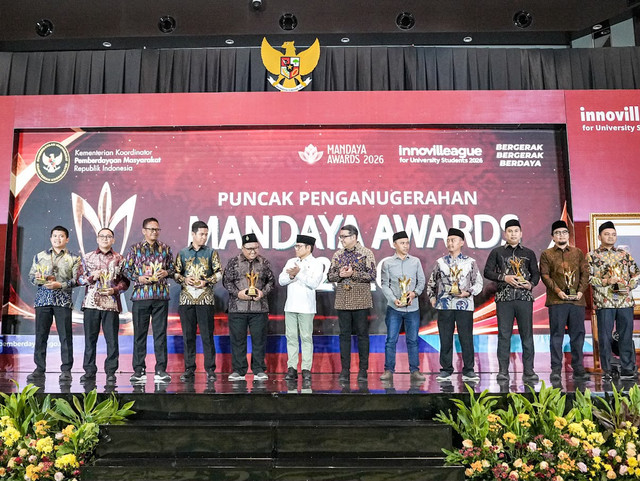 Empat Sekolah Rakyat meraih penghargaan Penyelenggara Sekolah Rakyat Terbaik dari Kemenko PM dalam ajang Mandaya Awards 2026 di Jakarta, Selasa (27/10/2026). Foto: Dok. Kemensos