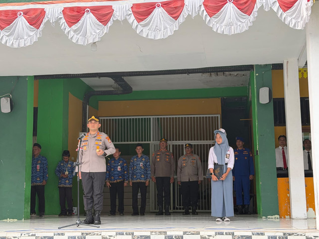 Kapolres Kepulauan Seribu, AKBP Wikha Ardilestanto, S.H., S.I.K., M.Si., bertindak sebagai Inspektur Upacara dalam Peringatan Hari Sumpah Pemuda yang digelar di SMAN 69 Jakarta, Kepulauan Seribu, Rabu (28/10/2026) pagi. Foto: Dok. Istimewa