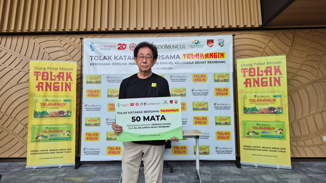 Direktur Utama Sido Muncul, Irwan Hidayat, memberikan bantuan operasi katarak gratis secara simbolis. Foto: Nada Meita / kumparan