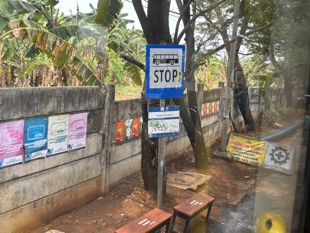 Bus Stop Simpang Cipendawa 1. Foto: Aditya Nugraha/kumparan