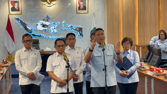Mendagri Tito Karnavian dan Kepala BGN Sudaryono di Kemendagri, Jakarta, Rabu (28/10/2026).  Foto: Zamachsyari/kumparan