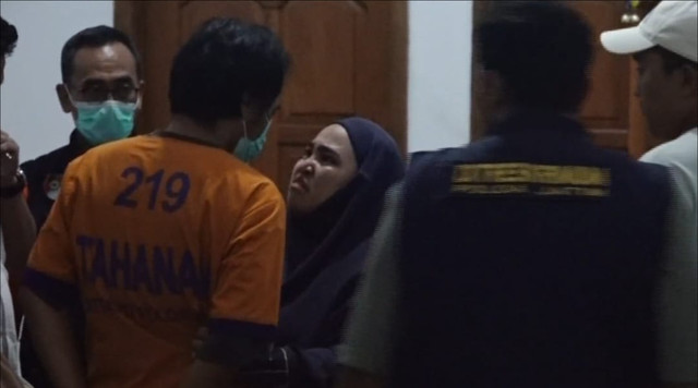Martha Amalia Iflahah, istri sah Dwi Bagus memeluk suaminya saat proses rekonstruksi di Madiun, Selasa (27/10/2026). Foto: Dok. kumparan