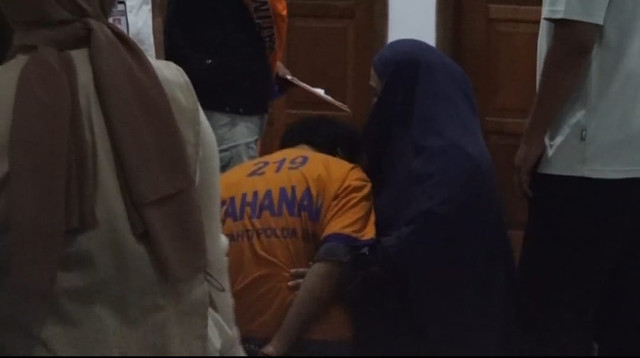 Martha Amalia Iflahah, istri sah Dwi Bagus memeluk suaminya saat proses rekonstruksi di Madiun, Selasa (27/10/2026). Foto: Dok. kumparan