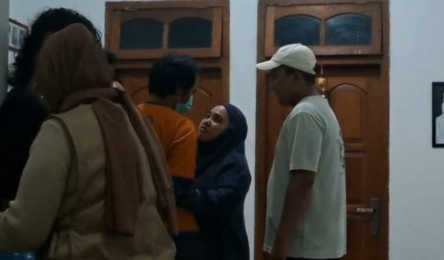 Martha Amalia Iflahah, istri sah Dwi Bagus memeluk suaminya saat proses rekonstruksi di Madiun, Selasa (27/10/2026). Foto: Dok. kumparan