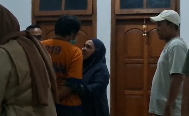 Martha Amalia Iflahah, istri sah Dwi Bagus memeluk suaminya saat proses rekonstruksi di Madiun, Selasa (27/10/2026). Foto: Dok. kumparan